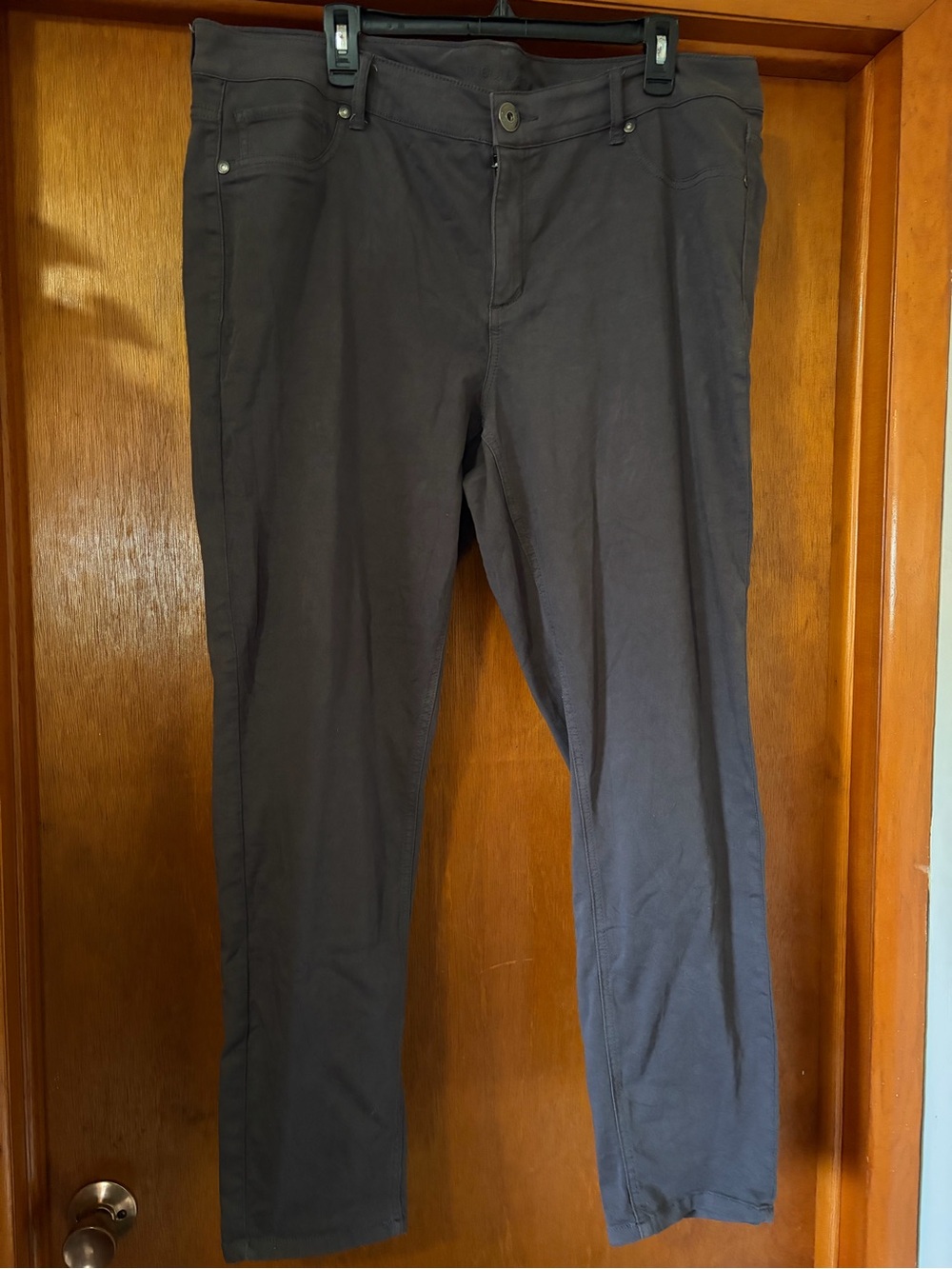 Women’s Tapered-Leg Pants in Dark Gray